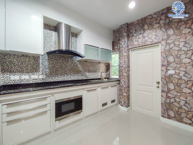 *****บ้านเดี่ยวมือสองนนทบุรี หลังมุม! ม.ไลฟ์บางกอกบูเลอวาร์ด ราชพฤกษ์-รัตนาธิเบศร์ บ้านสวยสไตล์โมเดิร์น แบรนด์ SC ASSET* ตกแต่งบิ้วท์อินพร้อมอยู่ เนื้อที่ 70.90 ตร.ว. ฟังก์ชัน 3 ห้องนอน 4 ห้องน้ำ แถมแอร์ 5 เครื่อง! บนทำเลเมือง สิ่งอำนวยความสะดวกครบครัน ใกล้สถานีรถไฟฟ้าสายสีม่วง "บางรักน้อยท่าอิฐ"...